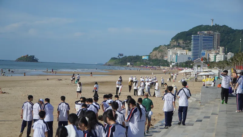 Hàng trăm người dọn dẹp vệ sinh môi trường tại công viên, bãi biển khu vực Bãi Sau, phường Vũng Tàu, TPHCM