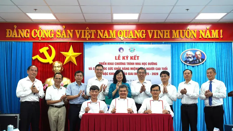 Bộ trưởng Bộ Y tế Đào Hồng Lan và lãnh đạo Thành ủy TPHCM chứng kiến lễ ký kết triển khai Chương trình nha học đường và chăm sóc sức khỏe răng miệng cho người cao tuổi tại Côn Đảo giai đoạn 2025-2028