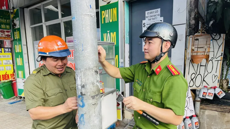 Công an phường Rạch Dừa xoá, gỡ bảng quảng cáo, rao vặt trái phép