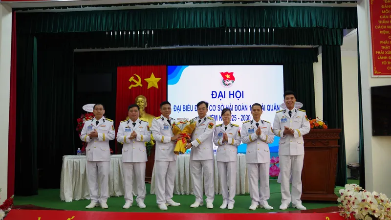 Thủ trưởng Hải đoàn tặng hoa chúc mừng Ban Chấp hành Đoàn cơ sở nhiệm kỳ mới