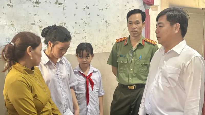 Đoàn công tác của UBND xã Long Hải, TPHCM đến thăm hỏi, động viên gia đình ngư dân mất tích