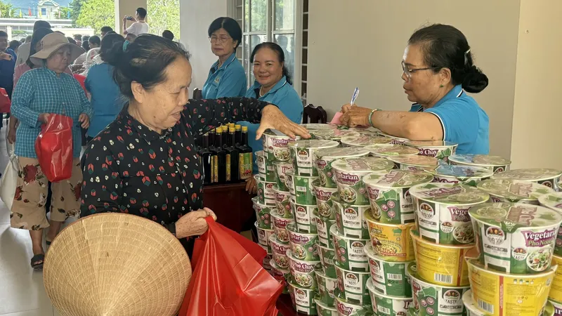 Người dân xã Long Hải chọn lựa hàng hóa tại “Gian hàng 0 đồng”