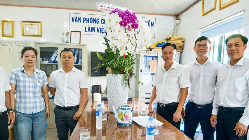 Đồng chí Hồng Như Vàng (thứ 3 từ phải vào), Bí thư Đảng ủy, Chủ tịch HĐND xã Kim Long đến thăm, chúc mừng doanh nghiệp