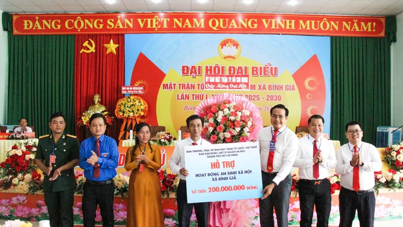 Đồng chí Thạch Nghi Xuân (thứ ba từ phải vào), Trưởng Ban Dân tộc -Tôn giáo Ủy ban MTTQ Việt Nam TPHCM, trao sinh kế 200 triệu đồng cho MTTQ xã Bình Giã hỗ trợ người dân