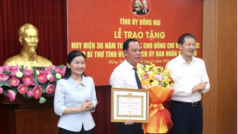 Chủ tịch UBND tỉnh Đồng Nai Võ Tấn Đức vinh dự đón nhận Huy hiệu 30 năm tuổi Đảng