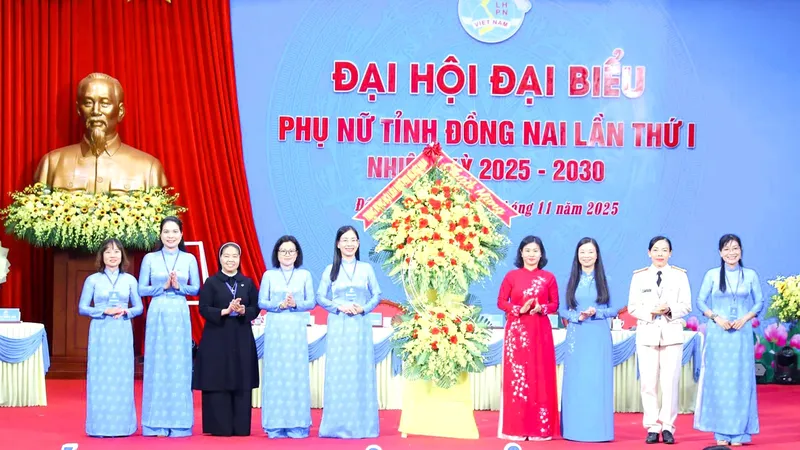 Phó Chủ tịch Ủy ban Trung ương MTTQ Việt Nam, Chủ tịch Hội LHPN Việt Nam Nguyễn Thị Tuyến tặng hoa chúc mừng đại hội