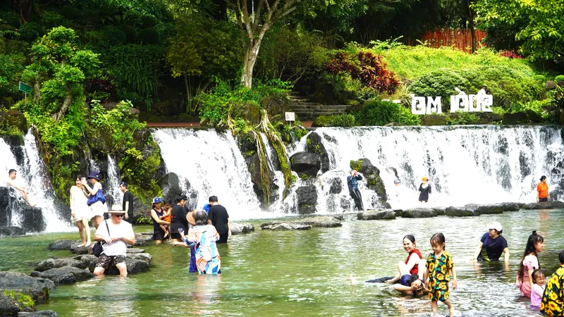 Khách du lịch vui chơi giải trí tại Khu du lịch Suối Mơ, xã Tân Phú, tỉnh Đồng Nai