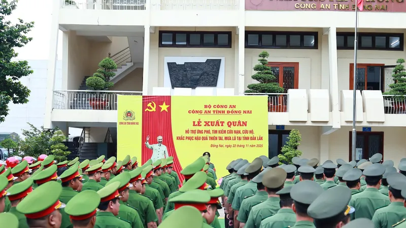 Công an tỉnh Đồng Nai điều lực lượng lên Đắk Lắk hỗ trợ đồng bào khắc phục hậu quả mưa lũ. Ảnh: CAT