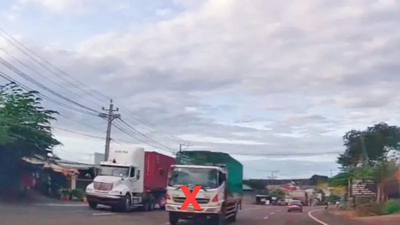 Ô tô vượt ẩu trên quốc lộ 13 bị lực lượng CSGT Công an tỉnh Đồng Nai xử phạt