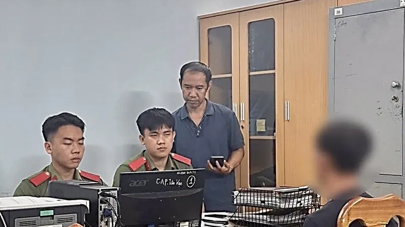 Công an phường Biên Hòa, tỉnh Đồng Nai mời làm việc và lập biên bản đối tượng thông tin sai sự thật về mưa lũ. Ảnh: CAT