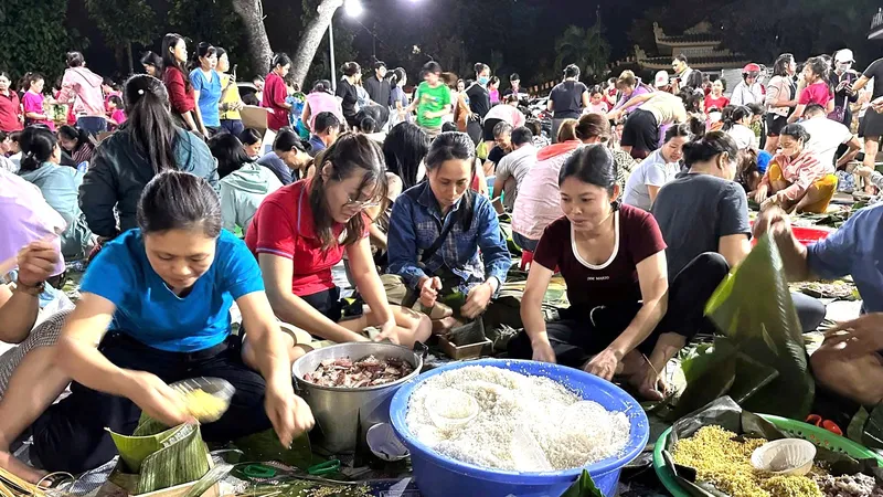 Người dân phường Trảng Dài (tỉnh Đồng Nai) xuyên đêm gói bánh chưng, bánh tét gửi đồng bào vùng lũ. Ảnh: NBH