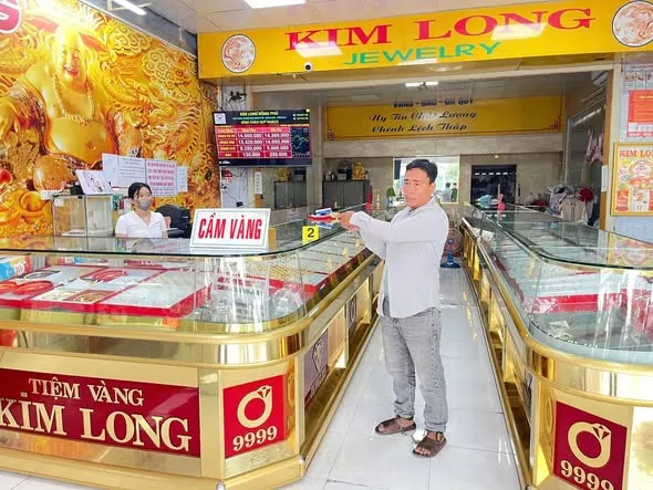 Đối tượng mang vàng giả đi cầm cố. Ảnh: CAT