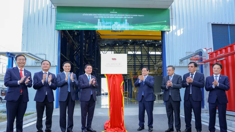 Thủ tướng Chính phủ Phạm Minh Chính và các đại biểu thực hiện gắn biển cho công trình tiêu biểu chào mừng Đại hội Đảng toàn quốc lần thứ XIV