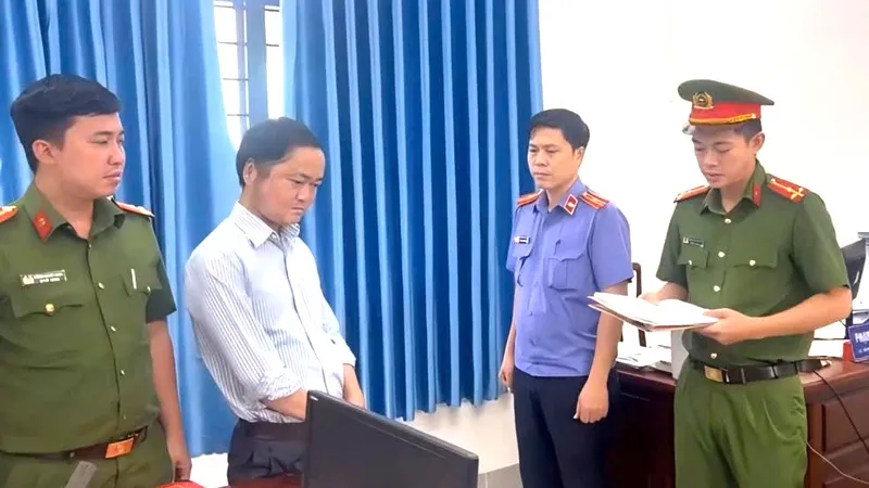 Đồng Nai: Bắt cựu cán bộ xã chiếm đoạt hơn nửa tỷ đồng
