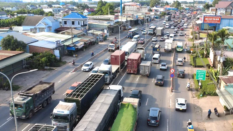 Xe cộ nối đuôi nhau trên quốc lộ 51 di chuyển theo hướng về trung tâm TPHCM, chiều 3-1