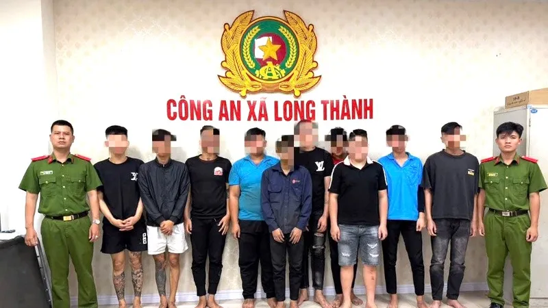 Các đối tượng liên quan trong vụ việc gây rối trật tự công cộng bị Công an xã Long Thành mời lên làm việc. Ảnh: CATĐN