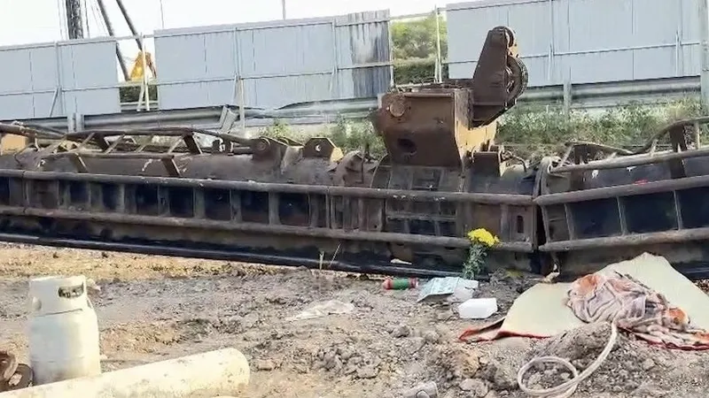 Hiện trường vụ tai nạn khiến 1 công nhân tử vong trong lúc thi công mở rộng cao tốc TPHCM – Long Thành - Dầu Giây. Ảnh: CTV