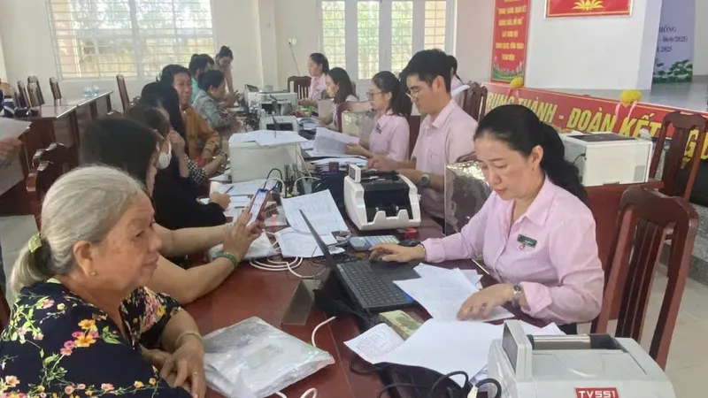 Người dân làm thủ tục vay vốn chính sách tại điểm giao dịch Tam An, xã Long Điền, TPHCM