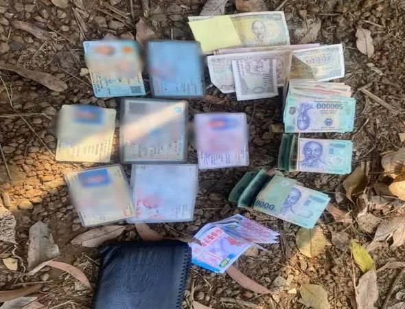 Nhặt được chiếc ví có hơn 25 triệu đồng, 2 người đàn ông ở Đồng Nai đã cùng nhau mang tới cơ quan công an để tìm trả lại người đánh rơi. Ảnh: CATĐN