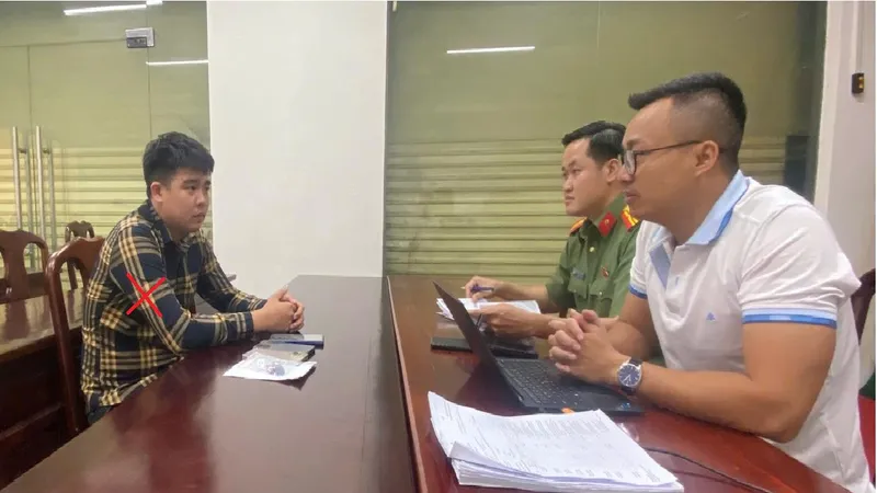 Cơ quan Công an làm việc với đối tượng Hoàng. Ảnh: CATĐN
