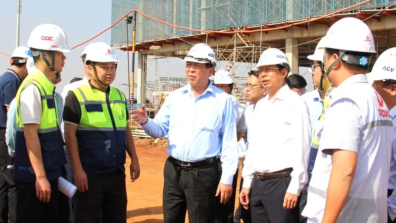 Bộ trưởng Bộ Xây dựng Trần Hồng Minh cùng đoàn công tác đã trực tiếp kiểm tra một số hạng mục trọng điểm sân bay Long Thành