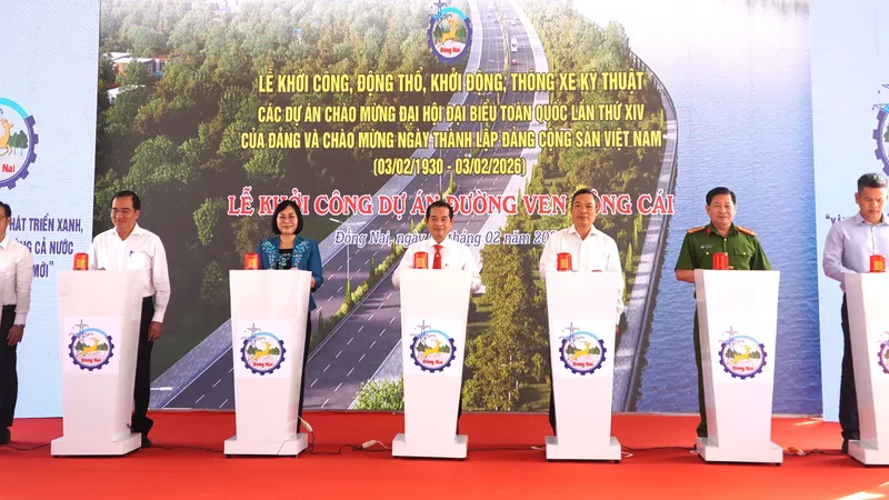 Lãnh đạo tỉnh Đồng Nai và các đại biểu bấm nút khởi công xây dựng dự án đường ven sông Cái