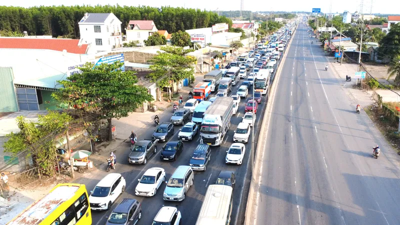 Quốc lộ 51 đoạn ngã ba Nhơn Trạch, tỉnh Đồng Nai bị kẹt xe nghiêm trọng chiều mùng 5 Tết