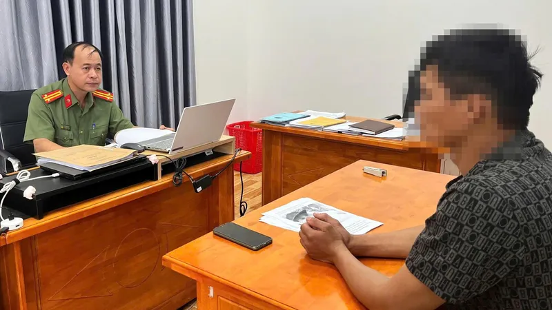 Nam thanh niên nhắn tin, thách thức lực lượng Công an Đồng Nai tại buổi làm việc. Ảnh: Công an tỉnh Đồng Nai