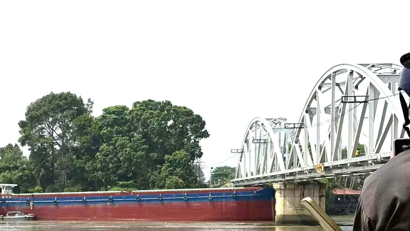 Sà lan tông cầu Ghềnh tại tỉnh Đồng Nai sáng 6-3