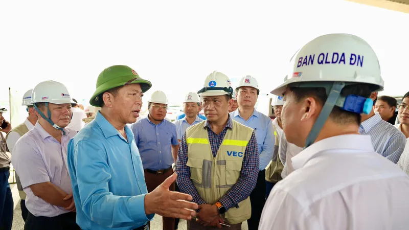 Bộ trưởng Bộ Xây dựng Trần Hồng Minh kiểm tra tiến độ dự án thành phần 2 đường cao tốc Biên Hòa - Vũng Tàu, đoạn qua tỉnh Đồng Nai