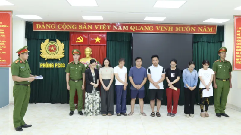 Cơ quan CSĐT Công an tỉnh Đồng Nai thi hành lệnh khởi tố, bắt tạm giam các bị can trong đường dây. Ảnh: CATĐN