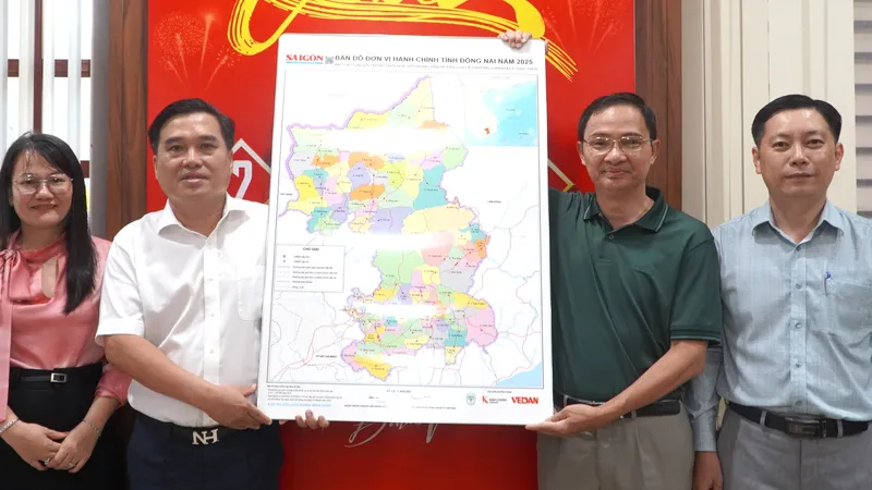 Đại diện Báo SGGP tặng bản đồ hành chính địa phương cho phường Trấn Biên 