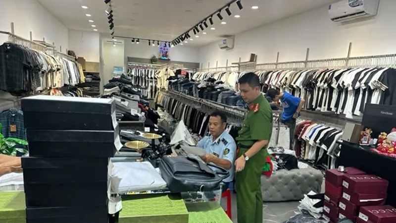 Đồng Nai: Khởi tố 2 bị can kinh doanh hàng giả nhãn hiệu nổi tiếng