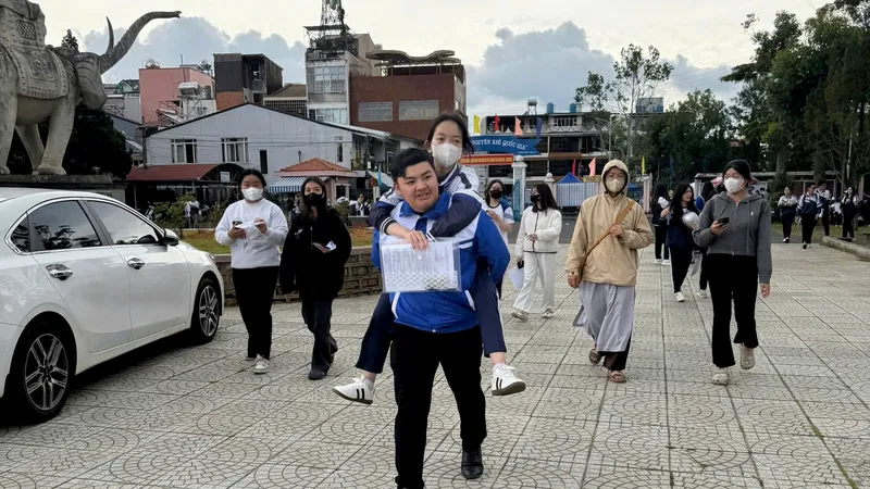 Đoàn thanh niên phường Xuân Hương - Đà Lạt, tỉnh Lâm Đồng cõng thí sinh trong buổi thi sáng 11-6. Ảnh: ĐOÀN KIÊN