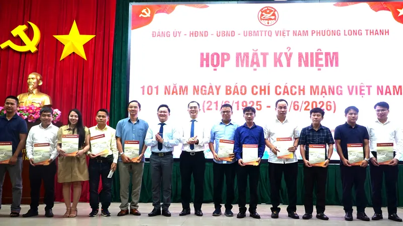 Lãnh đạo phường Long Thành tri ân các nhà báo có nhiều đóng góp cho địa phương về thông tin tuyên truyền