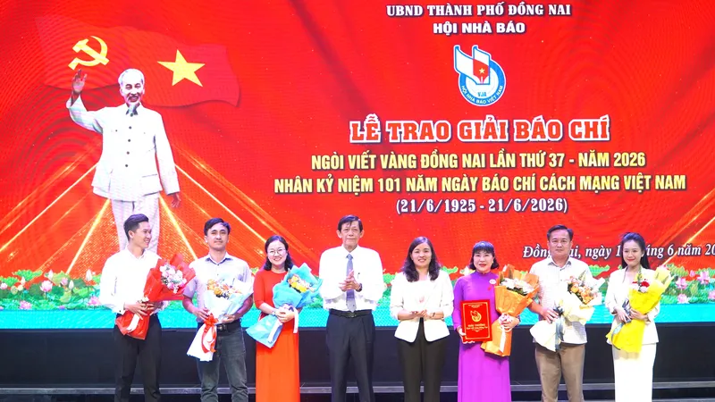 Ban tổ chức trao thưởng cho nhóm tác giả đoạt giải Nhất