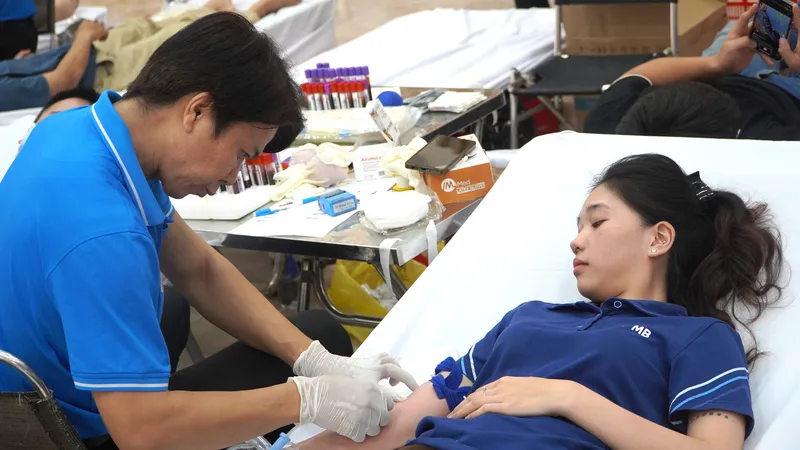 Nhân viên Ngân hàng TMCP Quân đội (MB) chi nhánh Vũng Tàu tham gia hiến máu