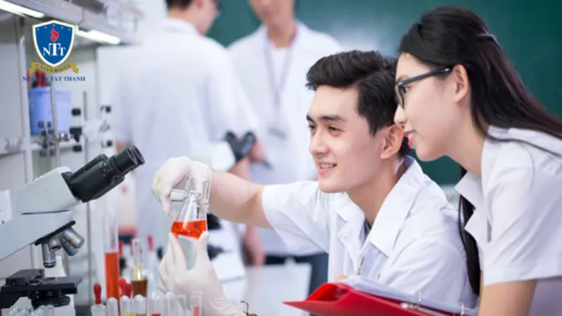 Mô hình đại học 4.0 nhất thiết phải có nghiên cứu khoa học và sáng tạo (sinh viên Khoa Dược Trường ĐH Nguyễn Tất Thành trong giờ thực hành)