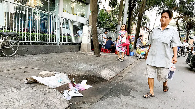 Một trong hàng loạt hố ga trên đường Vĩnh Khánh (quận 4) bị người dân “bức tử”