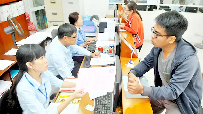 Tư vấn người dân gắn đồng hồ nước mới tại Công ty cổ phần Cấp nước Gia Định. Ảnh: CAO THĂNG