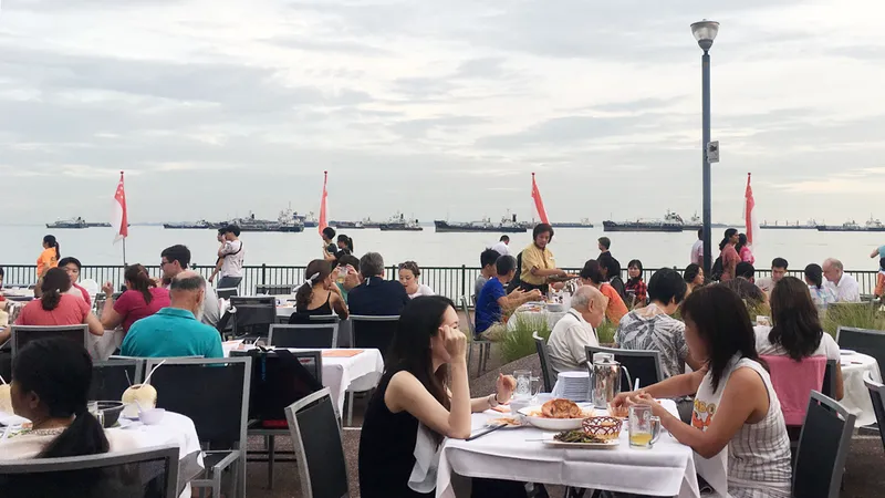 Những gia đình bản xứ ăn mừng Ngày Quốc khánh ở nhà hàng bên bãi biển East Coast