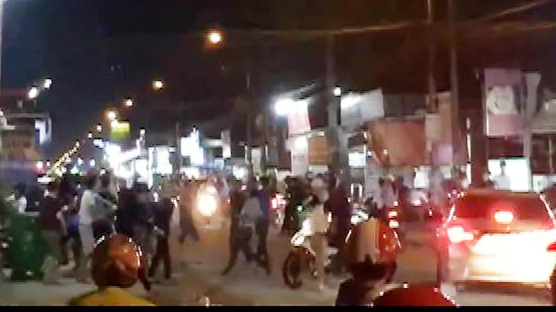 Các đối tượng xông vào chém nhau loạn xạ. Ảnh: cắt từ clip