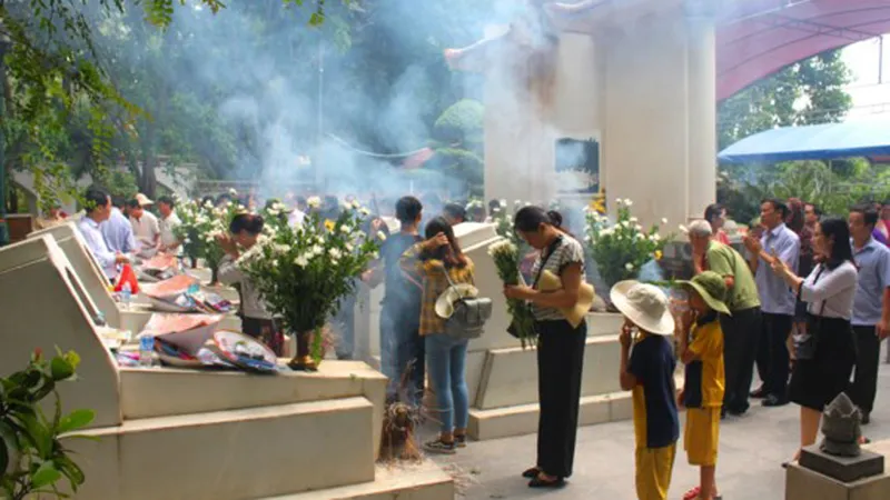 Đông đảo người dân đến dâng hương, dâng hoa tưởng niệm, tri ân trước phần mộ 10 nữ anh hùng liệt sĩ TNXP Ngã ba Đồng Lộc