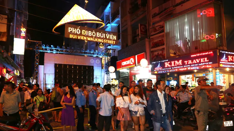Nhộn nhịp khai trương Phố đi bộ Bùi Viện