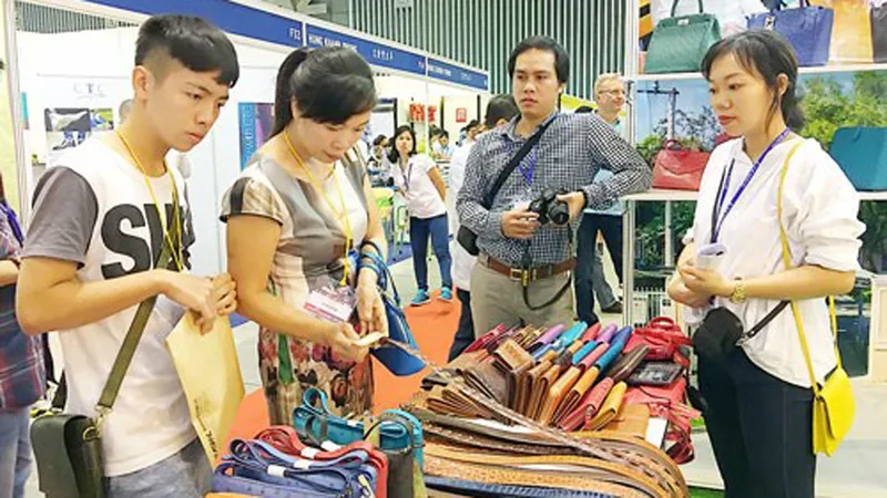 Khách hàng chọn mua sản phẩm sản xuất từ da đà điểu và cá sấu “Made in Vietnam”