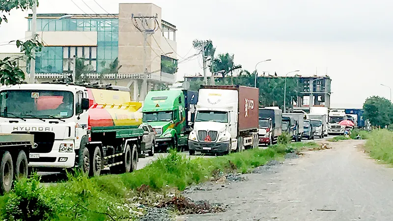 Dòng xe tải nặng nối dài hàng cây số trên tuyến đường