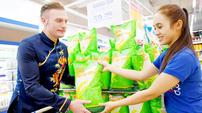 Ca sĩ Kyo York quảng bá hàng Việt tại Co.opmart