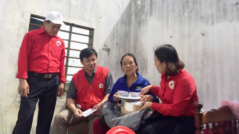 Đoàn công tác của Hội Chữ thập đỏ và tặng quà hỗ trợ một gia đình ở Quảng Bình