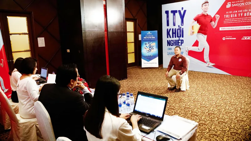 Thí sinh trình bày ý tưởng trước ban giám khảo