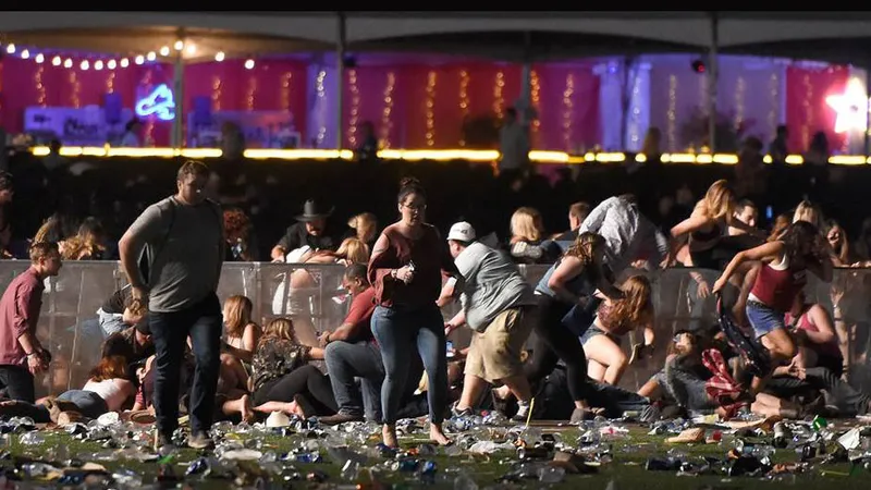 Tại sao kẻ xả súng ở Las Vegas mua cả kho vũ khí không bị phát hiện?